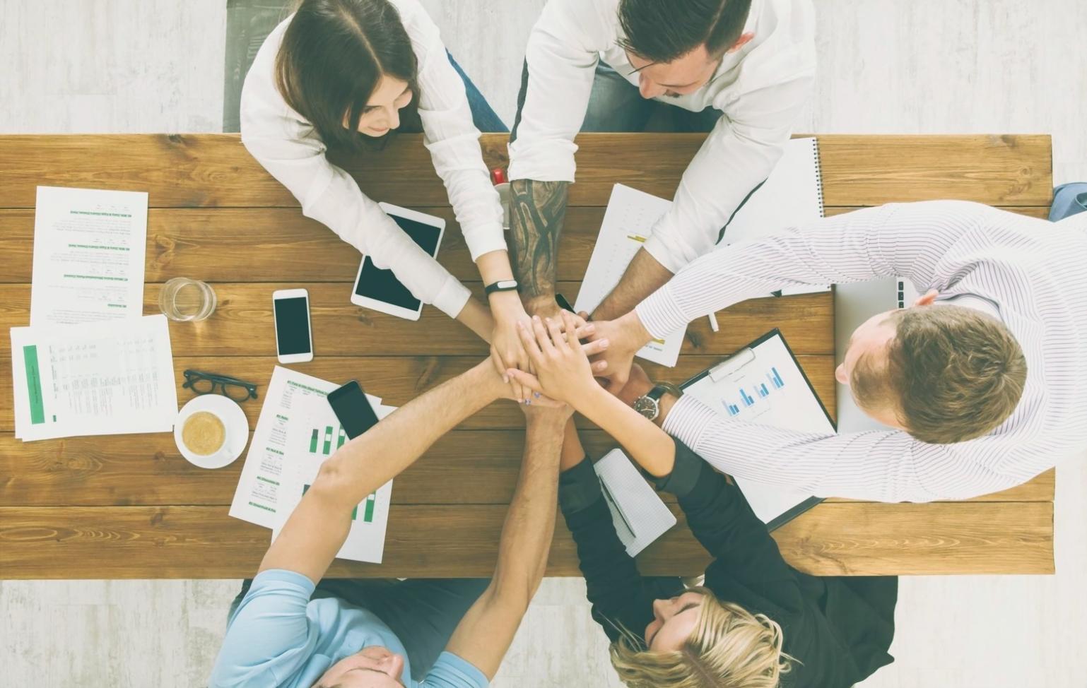 Professionnels en gestion de projet collaborant autour d'un tableau de planification